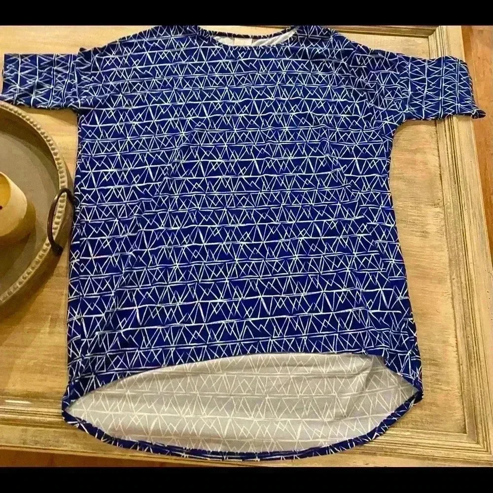 LuLaRoe Irma -slight high low tee-size L- NWOT